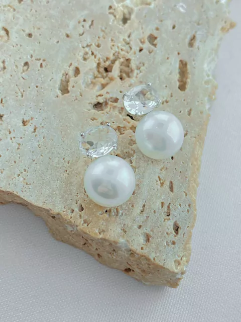 BRINCO PEROLA COM BASE CRISTAL EM RÓDIO BRANCO