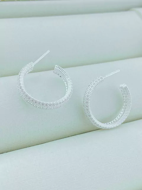 BRINCO ARGOLA CRAVEJADA TAMANHO MEDIO BANHADO A PRATA 925