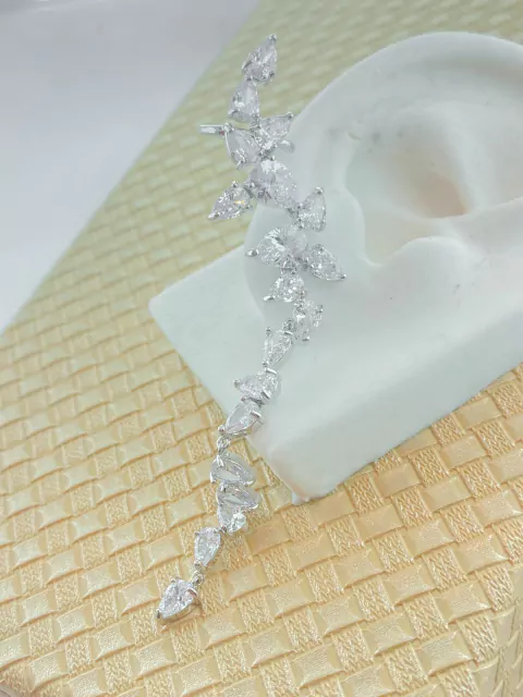 BRINCO EARCUFF ALONGADO CRAVEJADO COM ZIRCÔNIAS RÓDIO BRANCO