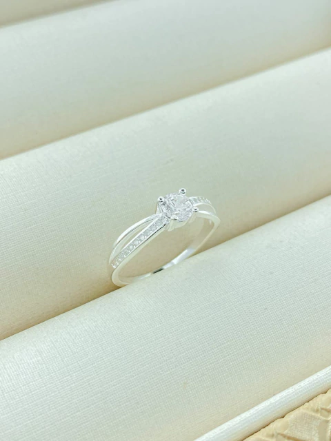 ANEL SOLITÁRIO SEMI CRAVEJADO PRATA 925