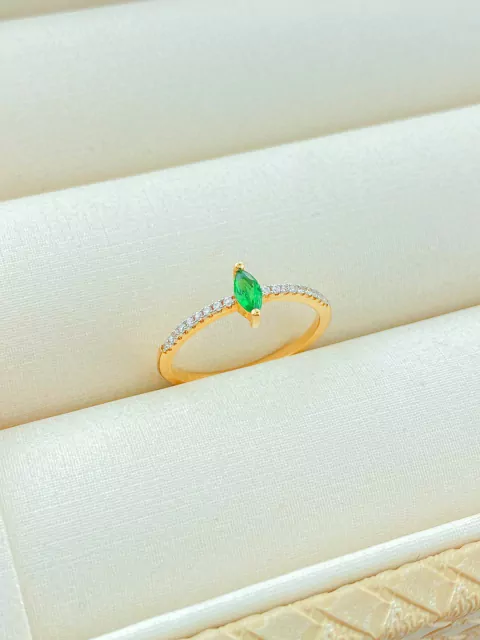 ANEL SOLITÁRIO PEDRA VERDE LATERAL CRAVEJADA FOLHADO A OURO