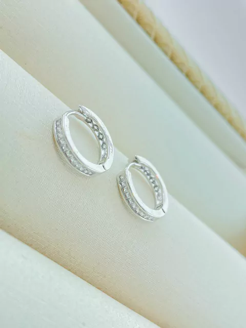 BRINCO ARGOLA DE CLICK COM NAVETES CRISTAL RÓDIO BRANCO