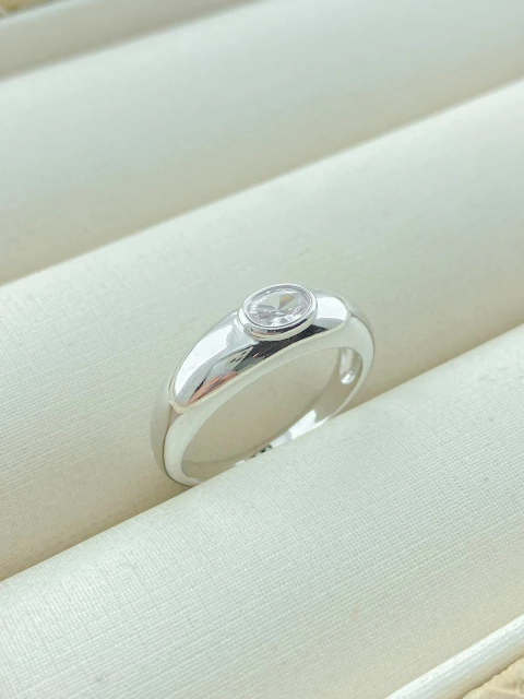 ANEL LISO COM PONTO DE LUZ RODIO BRANCO