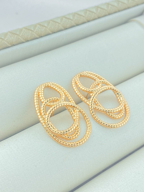 BRINCO OVAL ENTRELAÇADO FOLHADO A OURO