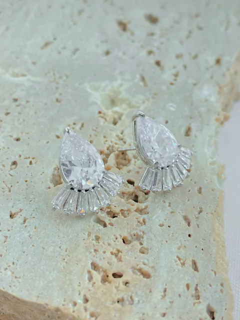 BRINCO GOTA COM NAVETES CRISTAIS RODIO BRANCO