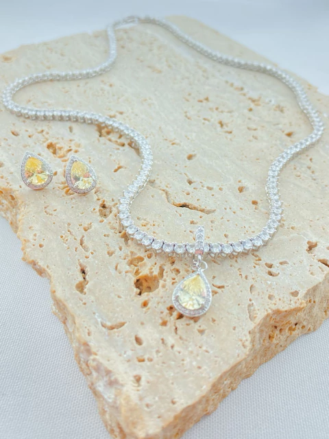 RIVIERA CRISTAL COM PINGENTE E BRINCOS YELLOW FANCY