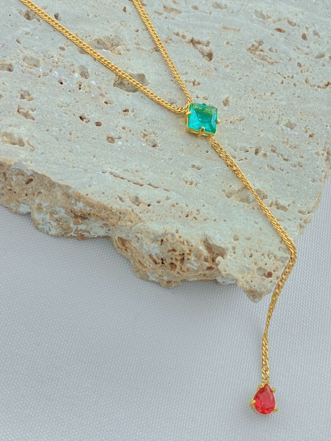COLAR GRAVATINHA FOLHADO A OURO COM CRISTAL VERDE E VINHO