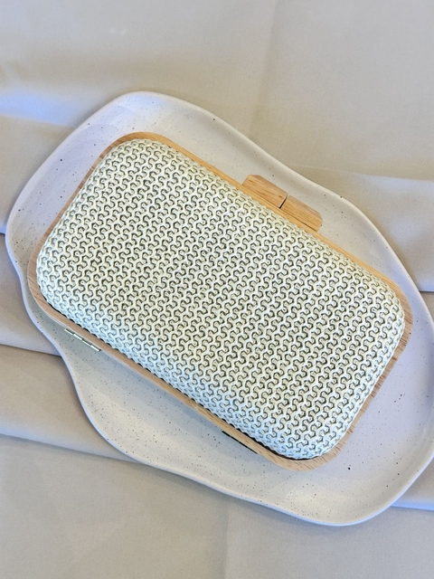 CLUTCH PALHA COM ACABAMENTO MADEIRA OFF WHITE