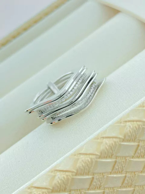 ANEL SETE ELOS BASE RETA COM ONDULAÇÕES CENTRO CRAVEJADO RODIO BRANCO