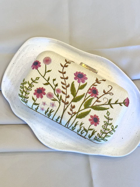 CLUTCH PALHA RETANGULAR BEGE FLORES ROSA