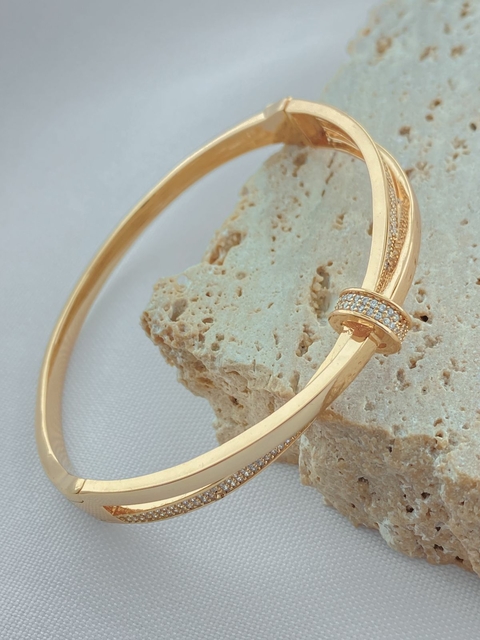 BRACELETE RÍGIDO NÓ METADE LISO METADE CRAVEJADO