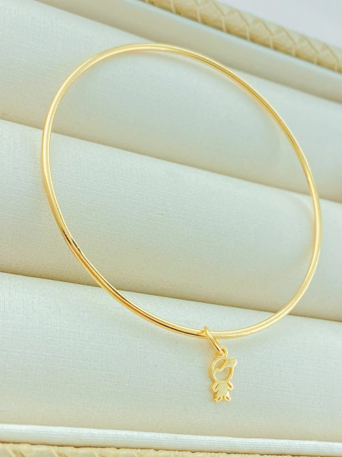 PULSEIRA BRACELETE RÍGIDO LINHA FILHOS PINGENTE MENINO FOLHADO A OURO