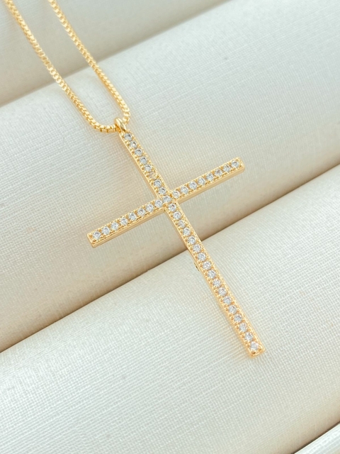 COLAR CORRENTE VENEZIANA COM PINGENTE CRUZ CRAVEJADA FOLHADO A OURO