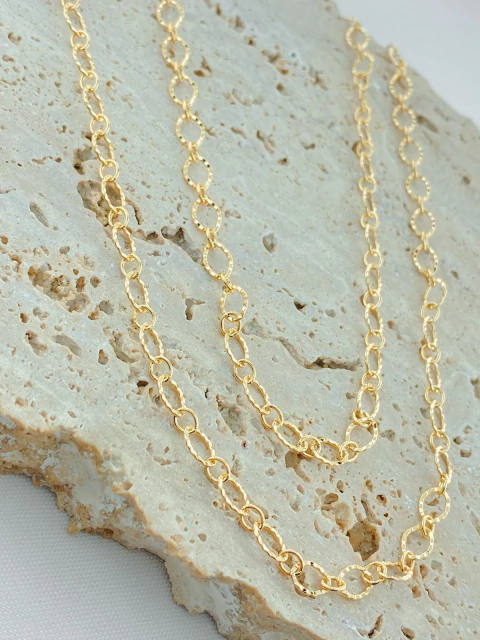 COLAR ALONGADO OVAL BRILHOSO FOLHADO A OURO