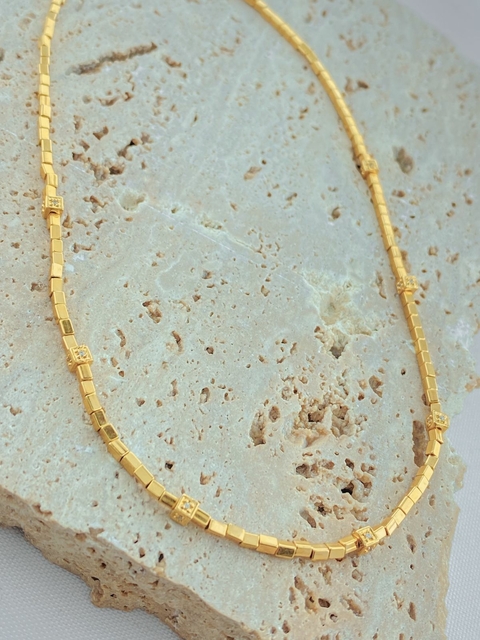 CHOKER QUADRADINHOS COM ZIRCONIAS PEQUENAS FOLHEADO A OURO