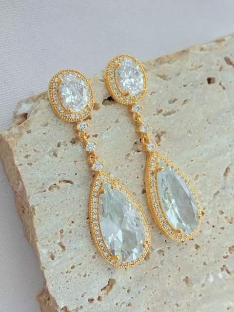 BRINCO FESTA ZIRCONIAS CRISTAL FOLHADO A OURO