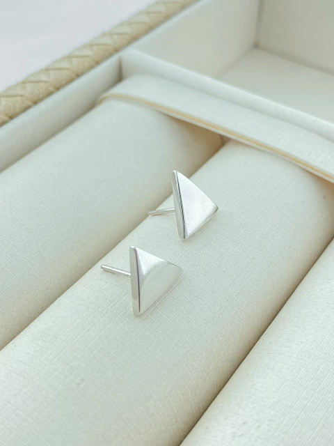 BRINCO TRIÂNGULO CURTO RODIO BRANCO