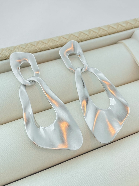 BRINCO PENDENTE CHAPA ALONGADA EFEITO ACETINADO RÓDIO BRANCO