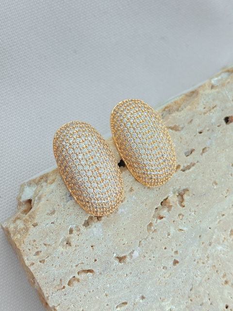 BRINCO OVAL CRAVEJADO COM MICROZIRCÔNIAS OURO 18K