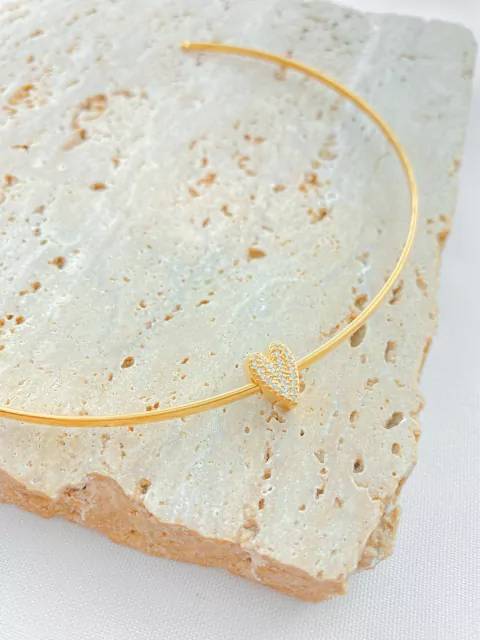 COLAR CHOKER ARO RÍGIDO PINGENTE CORAÇÃO CRAVEJADO FOLHADO A OURO