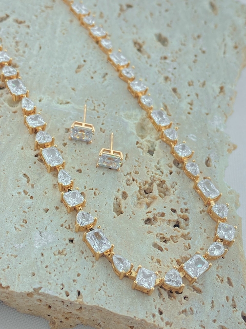 CONJUNTO ELEGANTE COLAR + BRINCO FOLHADO A OURO CRISTAIS
