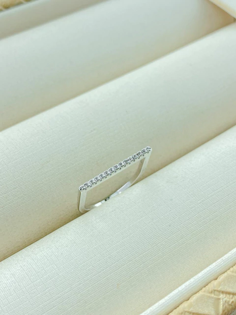 ANEL BASE RETA SLIM CRAVEJADO RODIO BRANCO