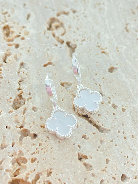 BRINCO INSPIRAÇÃO TREVO MADREPÉROLA