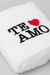 Toalla de visita blanca 100% algodón con bordado que dice "TE AMO" en letras negras y un corazón rojo.