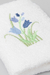Toalla de visita blanca de 100% algodón con bordado de tulipanes en tonos azules y verdes.