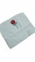 Toalla de visita blanca de 100% algodón con bordado de flor roja y verde.