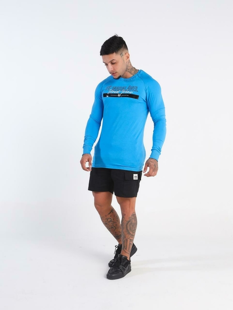 Camisa manga longa streetwear masculina Street Vibe, corte moderno e design urbano, tecido premium 95% algodão e 5% elastano, estilo autêntico para looks casuais e de rolê.