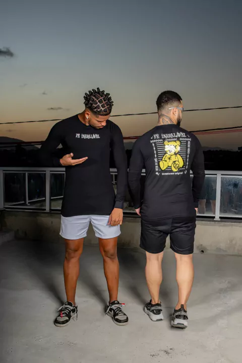 Camisa manga longa streetwear masculina Street Vibe, corte moderno e design urbano, tecido premium 95% algodão e 5% elastano, estilo autêntico para looks casuais e de rolê.