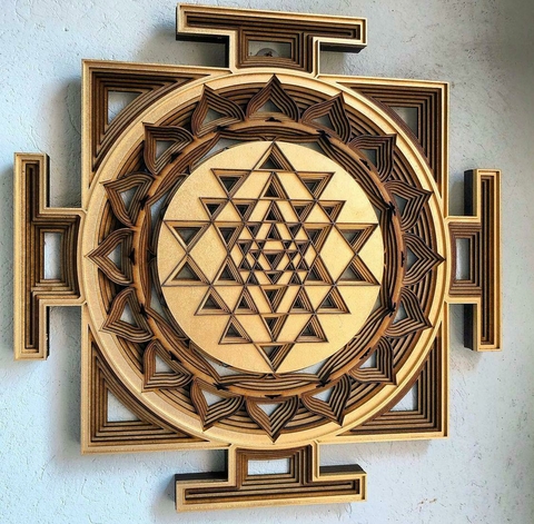 SHRI YANTRA (VERNIZ E DOURADO)