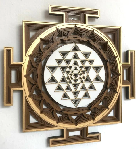 SHRI YANTRA (VERNIZ, BRANCO E DOURADO)