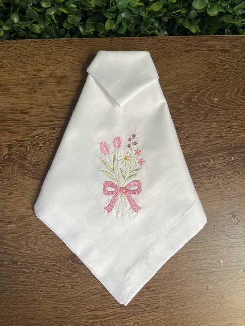 Guardanapo bordado com laço e flores
