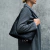 Bolsa Andria tote grande com design trançado, perfeita para o dia a dia.