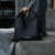 Bolsa Andria tote grande com design trançado, perfeita para o dia a dia.