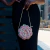 Bolsa Vichy com design floral, decorada com pedras brilhantes em rosa e branco, ideal para festas e casamentos.