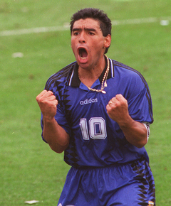 CAMISETA RETRO DE MARADONA MUNDIAL 1994 TITULAR + DE REGALO LA SUPLENTE en internet