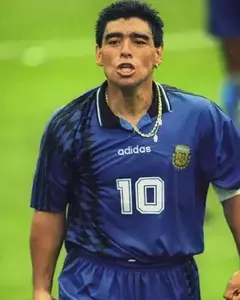 CAMISETA RETRO DE MARADONA MUNDIAL 1994 TITULAR + DE REGALO LA SUPLENTE - Quiero Todo Ya