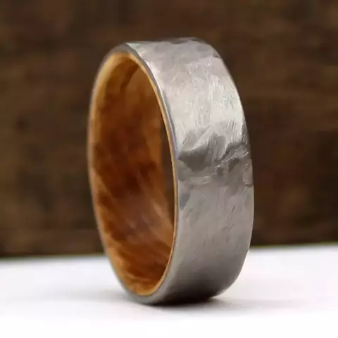 Anel Barril de Uísque – Aço Titânio Martelado 8mm