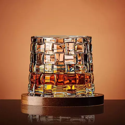 Copo de uísque com base de cristal