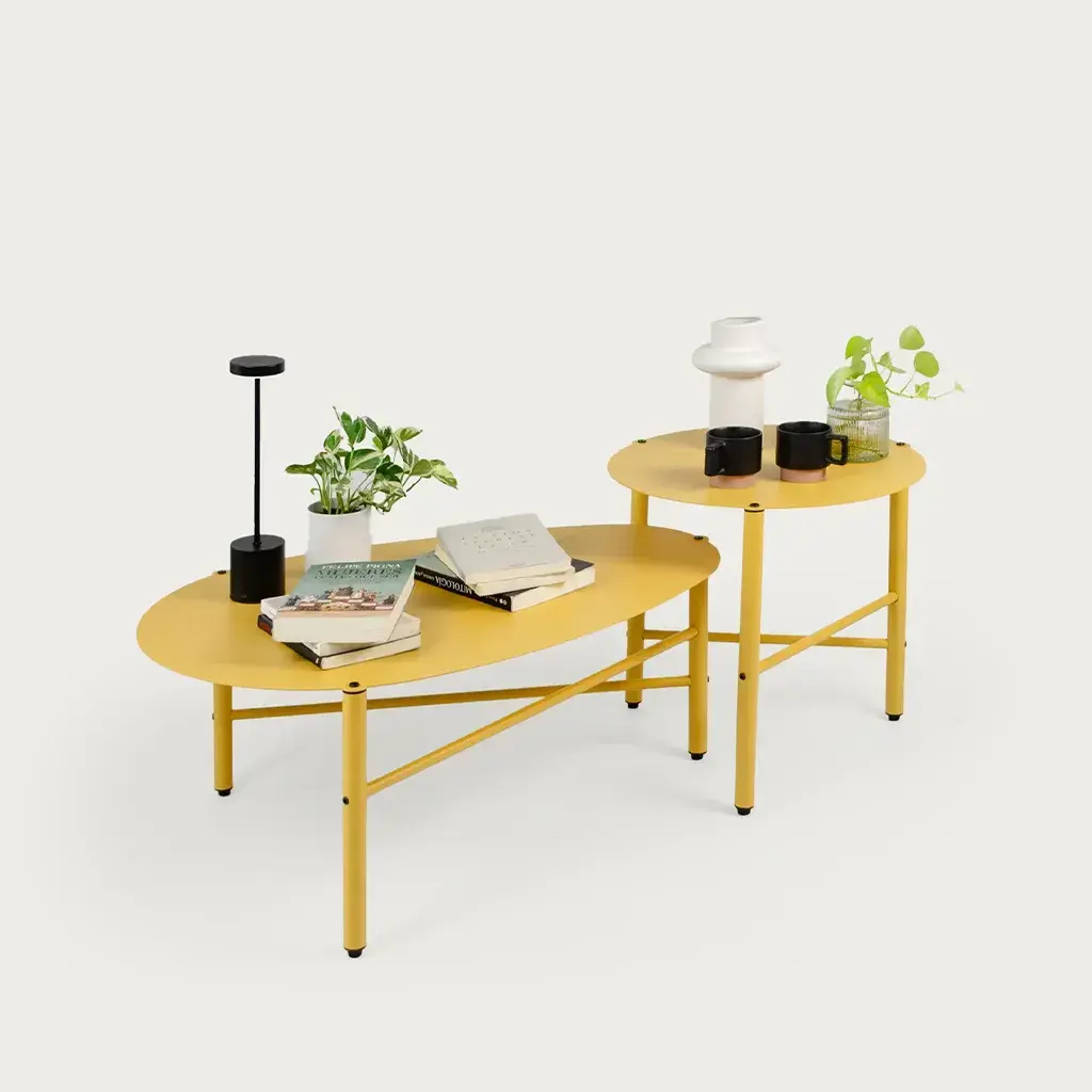Set de mesas ratonas en Ocre con libros y plantas
