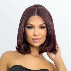 Modelo usando a peruca Front Lace Aurora na cor T1B/530, com cabelo liso e corte na altura dos ombros.