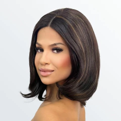 Modelo usando a peruca Front Lace Aurora na cor F2/27, com cabelo castanho e mechas iluminadas, em um fundo neutro.