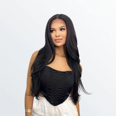 Peruca Front Lace Cida na cor 2, com cabelo longo e ondulado, modelada por uma mulher vestindo uma blusa preta.