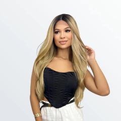 Peruca Front Lace Cida com cabelo longo e ondulado em tons loiros, modelo usando blusa preta.