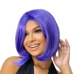 Modelo usando uma peruca colorida roxa, destacando o corte estiloso e moderno.