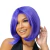 Modelo usando uma peruca colorida roxa, destacando o corte estiloso e moderno.