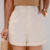 SHORTS ALFAIATARIA CINTURA ALTA COM PREGAS AGATHA NATURAL - comprar online